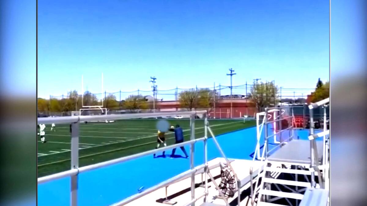 EN VIDÉO | Un spectateur s’en prend à un arbitre de 17 ans lors d’un match de soccer