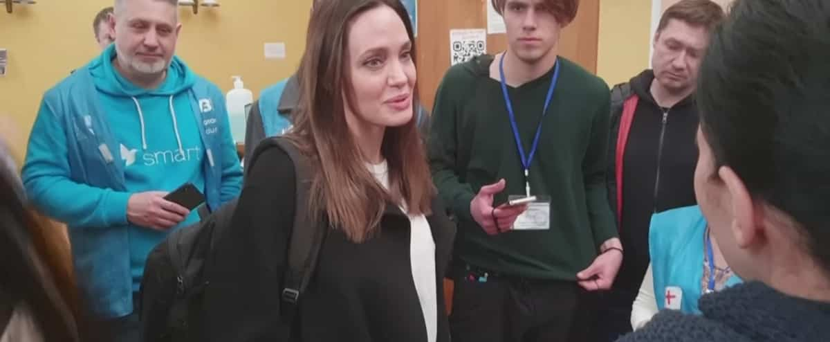 Angelina Jolie a Leopoli per incontrare gli sfollati