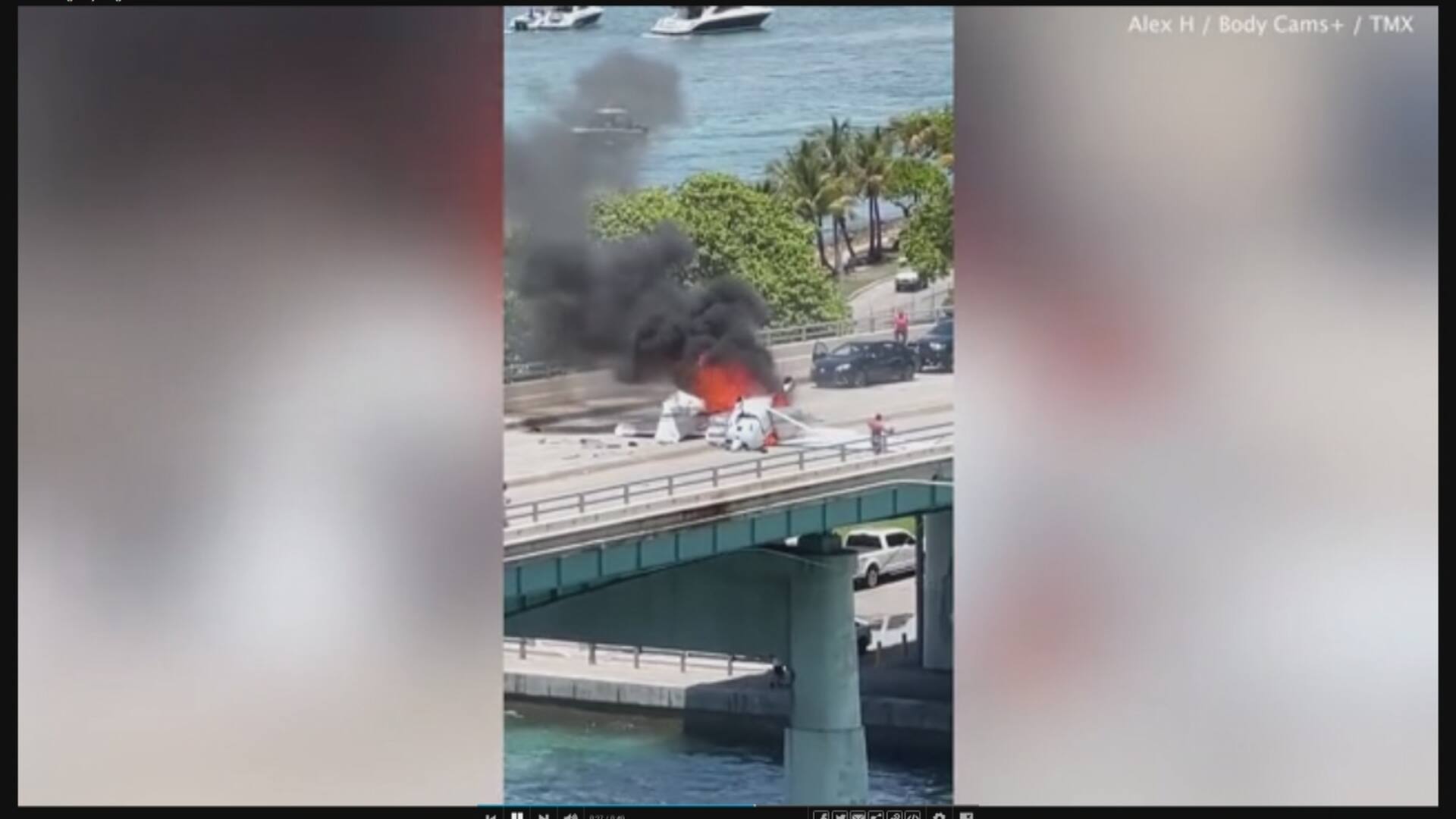 EN IMAGES | Un avion s'&eacute;crase sur un pont &agrave; Miami