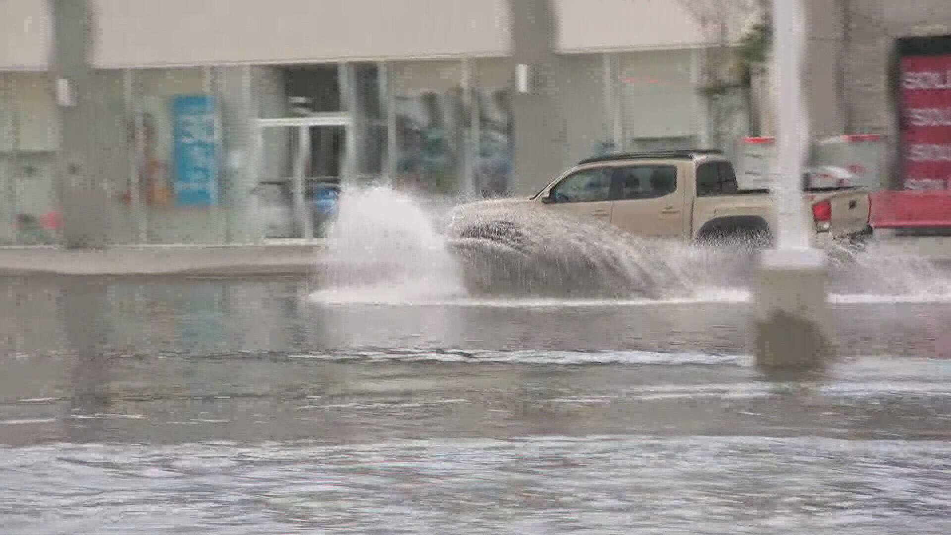 Pluies diluviennes le stationnement d’un centre commercial à Vaudreuil