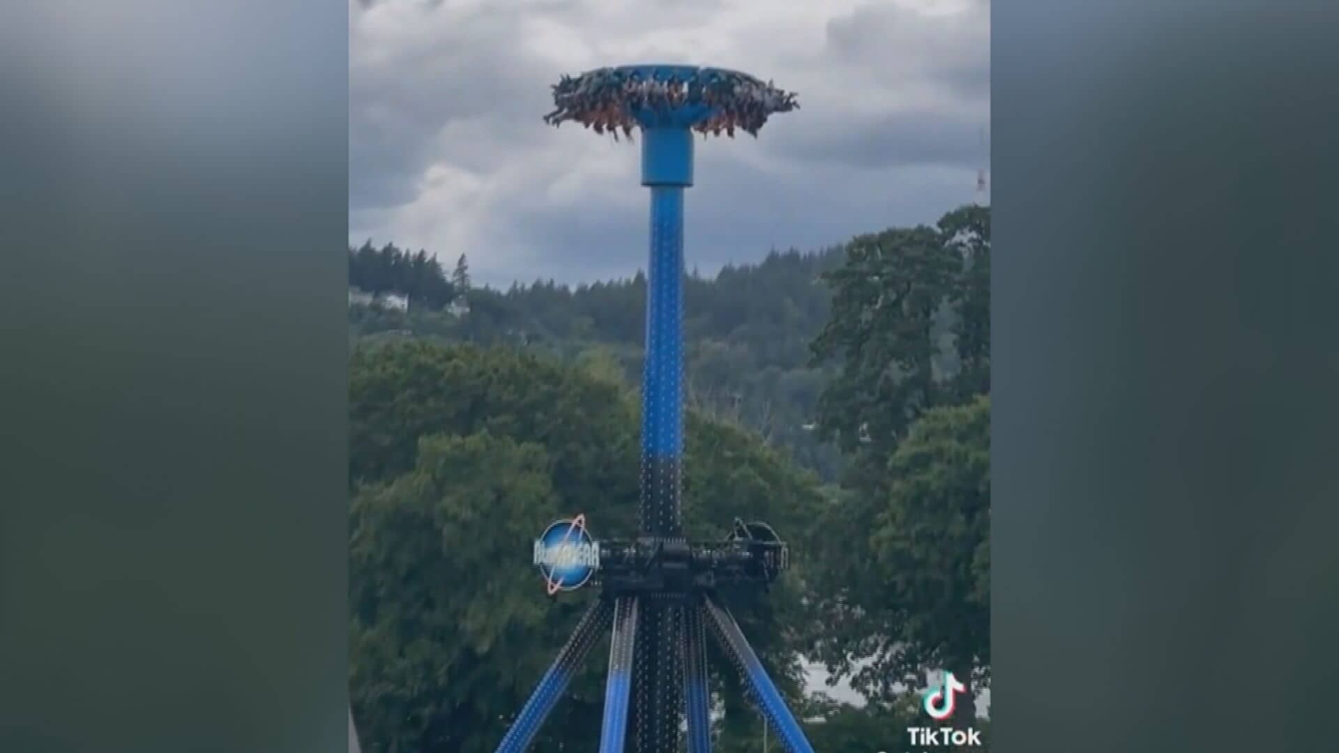 EN IMAGES | 28 personnes restent coinc&eacute;es la t&ecirc;te en bas pendant 30 minutes dans un man&egrave;ge