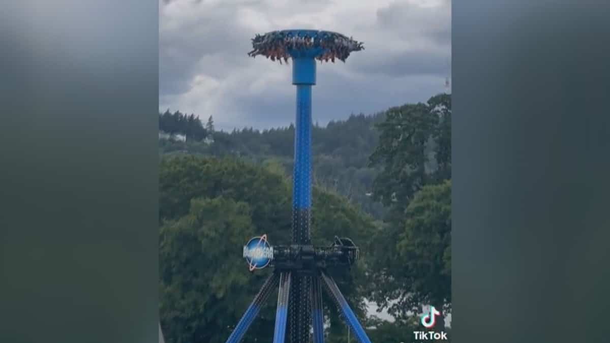 EN IMAGES | 28 personnes restent coincées la tête en bas pendant 30 minutes dans un manège