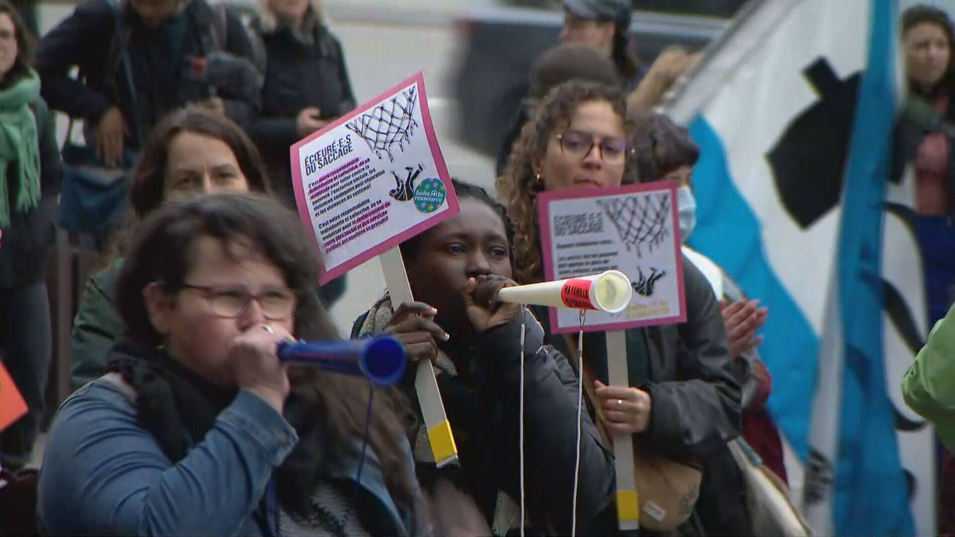 &laquo;&Eacute;c&oelig;ur&eacute;s d&rsquo;&ecirc;tre m&eacute;pris&eacute;s&raquo;: manifestation devant le bureau de Fran&ccedil;ois Legault &agrave; Montr&eacute;al