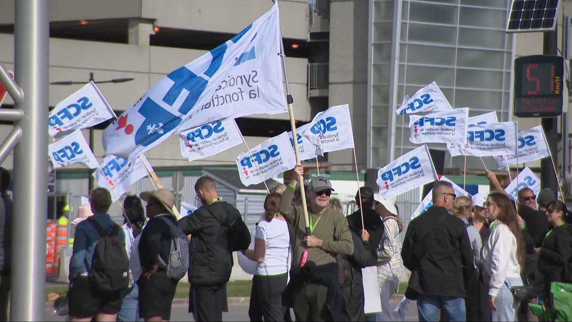 Gr&egrave;ve &laquo;ill&eacute;gale&raquo; des agents de bord d&rsquo;Air Canada: voici les amendes et poursuites auxquelles s&rsquo;expose le syndicat