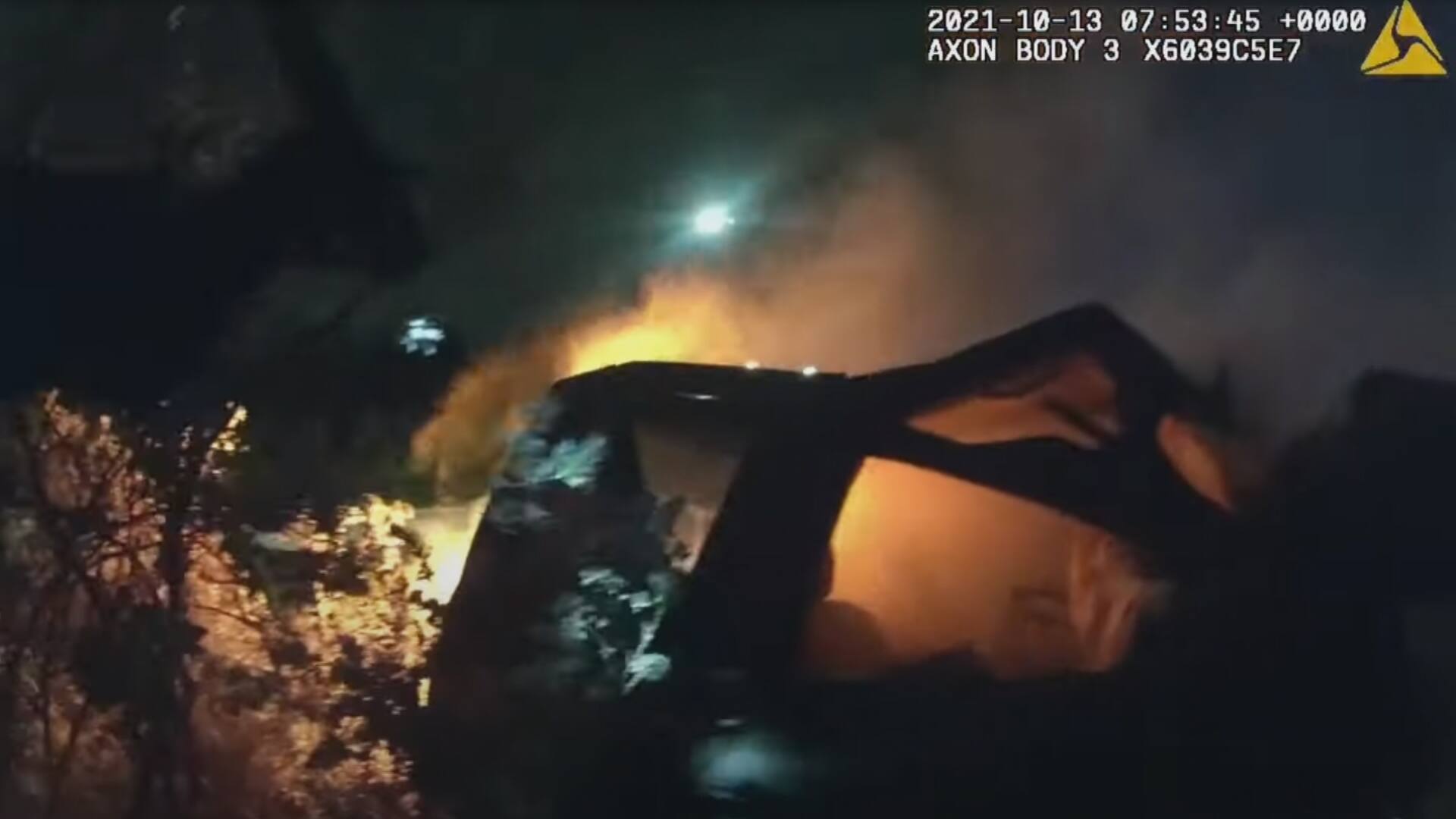 EN IMAGES | Sauv&eacute; par deux policiers de son auto en feu