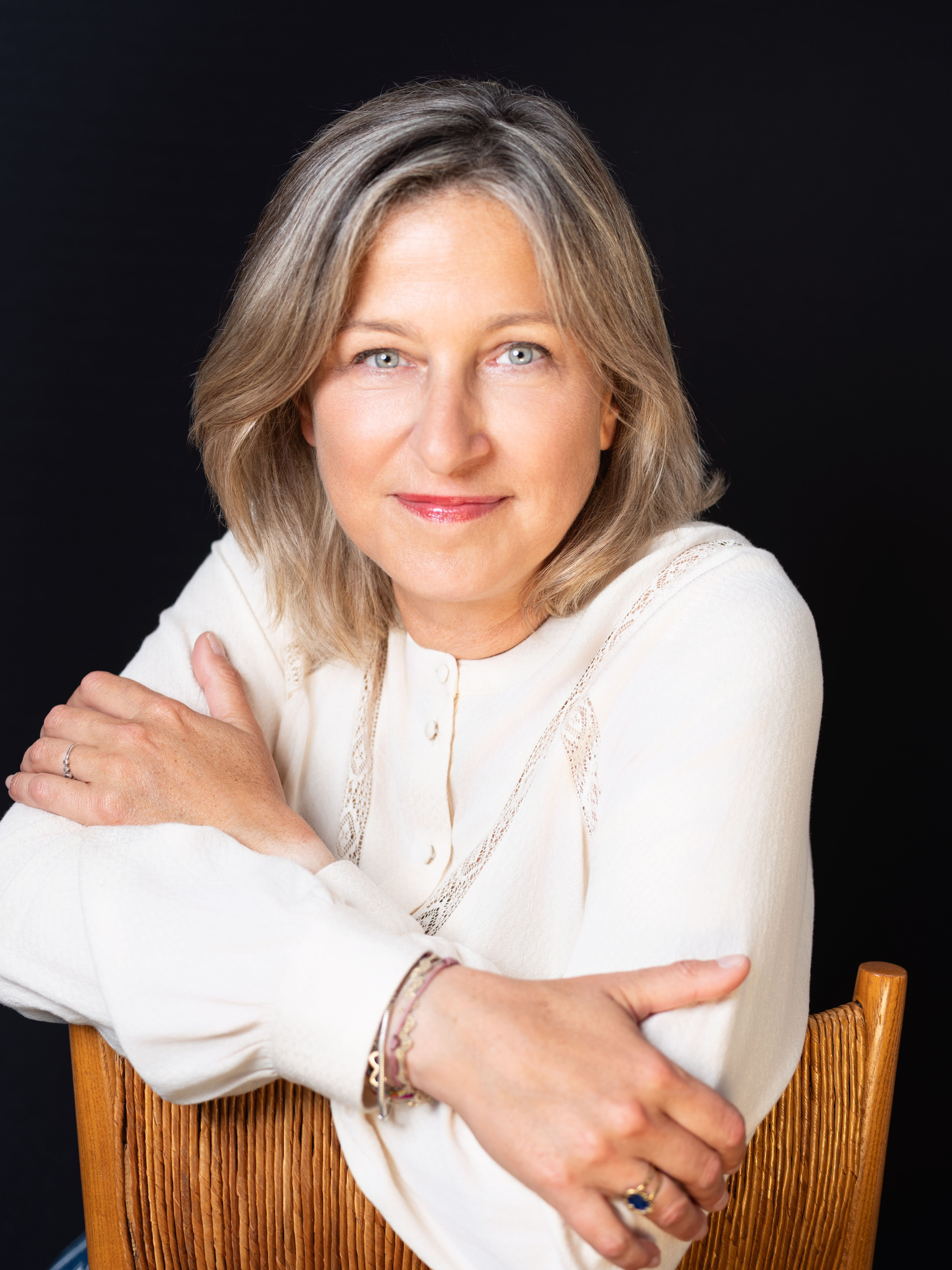 «J’écris pour soigner», confie l’écrivaine française Sabrina Philippe, qui démystifie les maladies mentales dans «Nos folies invisibles»