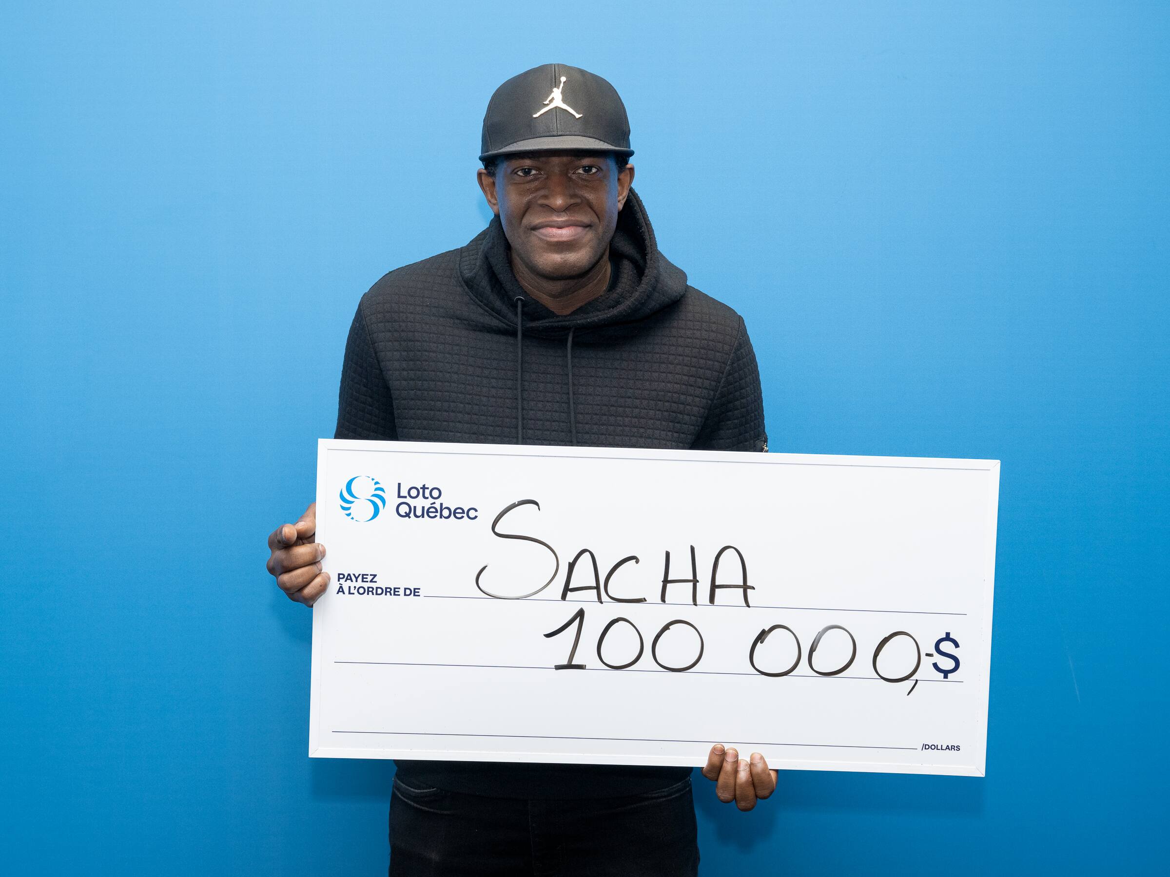 Deux Québécois gagnent beaucoup d'argent après avoir retrouvé de vieux billets de loterie