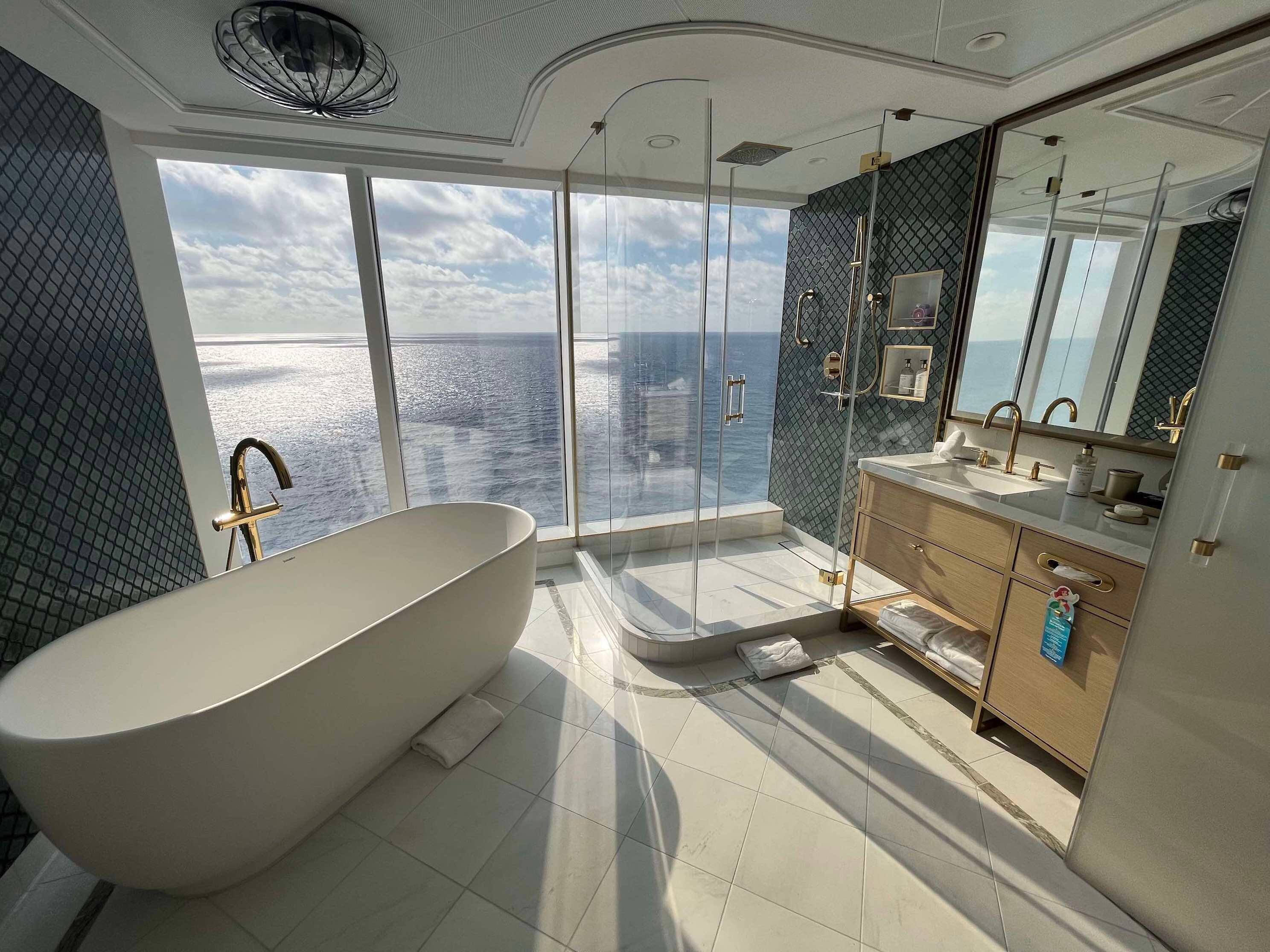 La salle de bain de la suite royale Rajah.