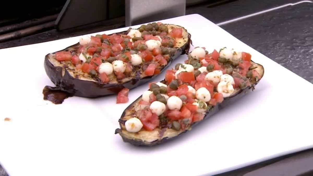 Aubergines rôties, sauce vierge aux bocconcinis