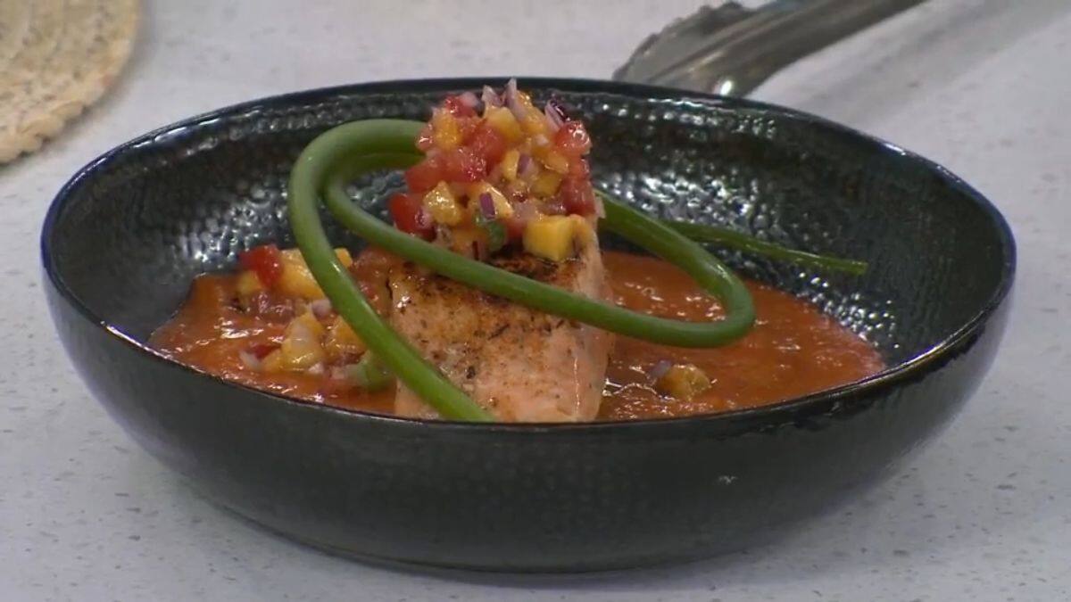 Pavé de saumon cajun et salsa de tomates et pêches