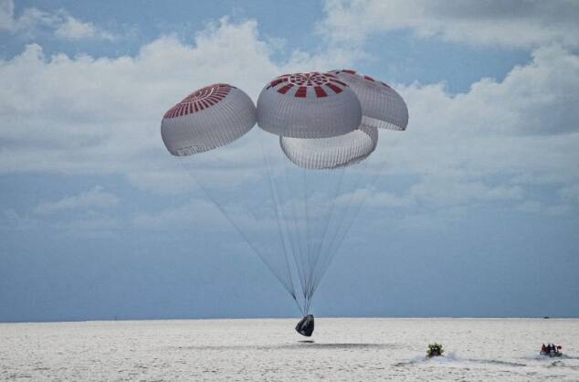 EN IMAGES | Les quatre passagers de SpaceX de retour sur Terre apr&egrave;s trois jours dans l'espace