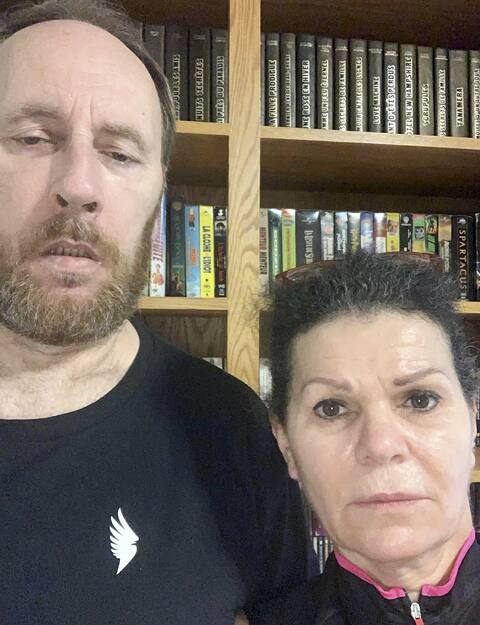 Claude Sevigny, quien sufre de Covid durante mucho tiempo, con su esposa, Louise Gaboré, el 13 de agosto de 2021. Ambos son sacados de la clínica de vacunación.