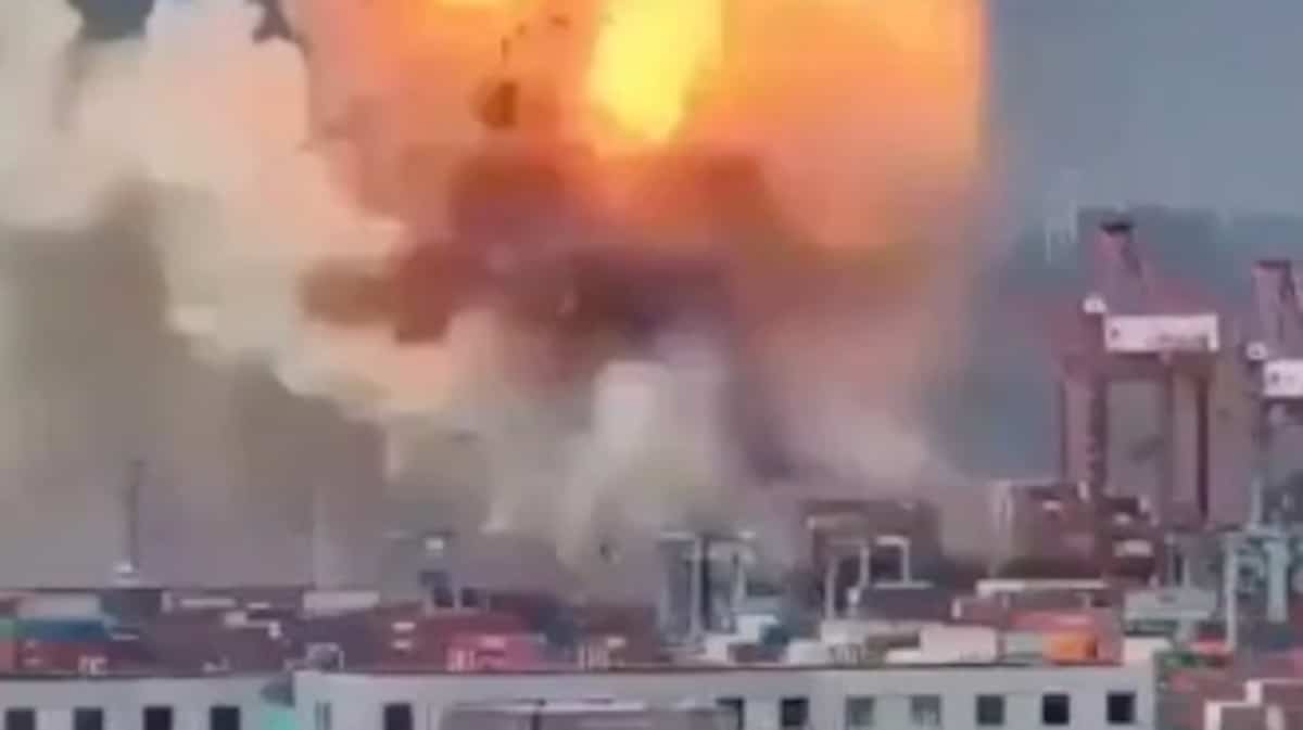 To see | Powerful explosion on a container ship in China To see | Powerful explosion on a container ship in China