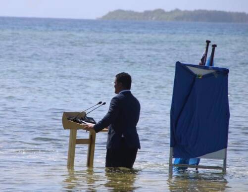 Les jambes dans l&rsquo;eau, un ministre lance un avertissement au monde
