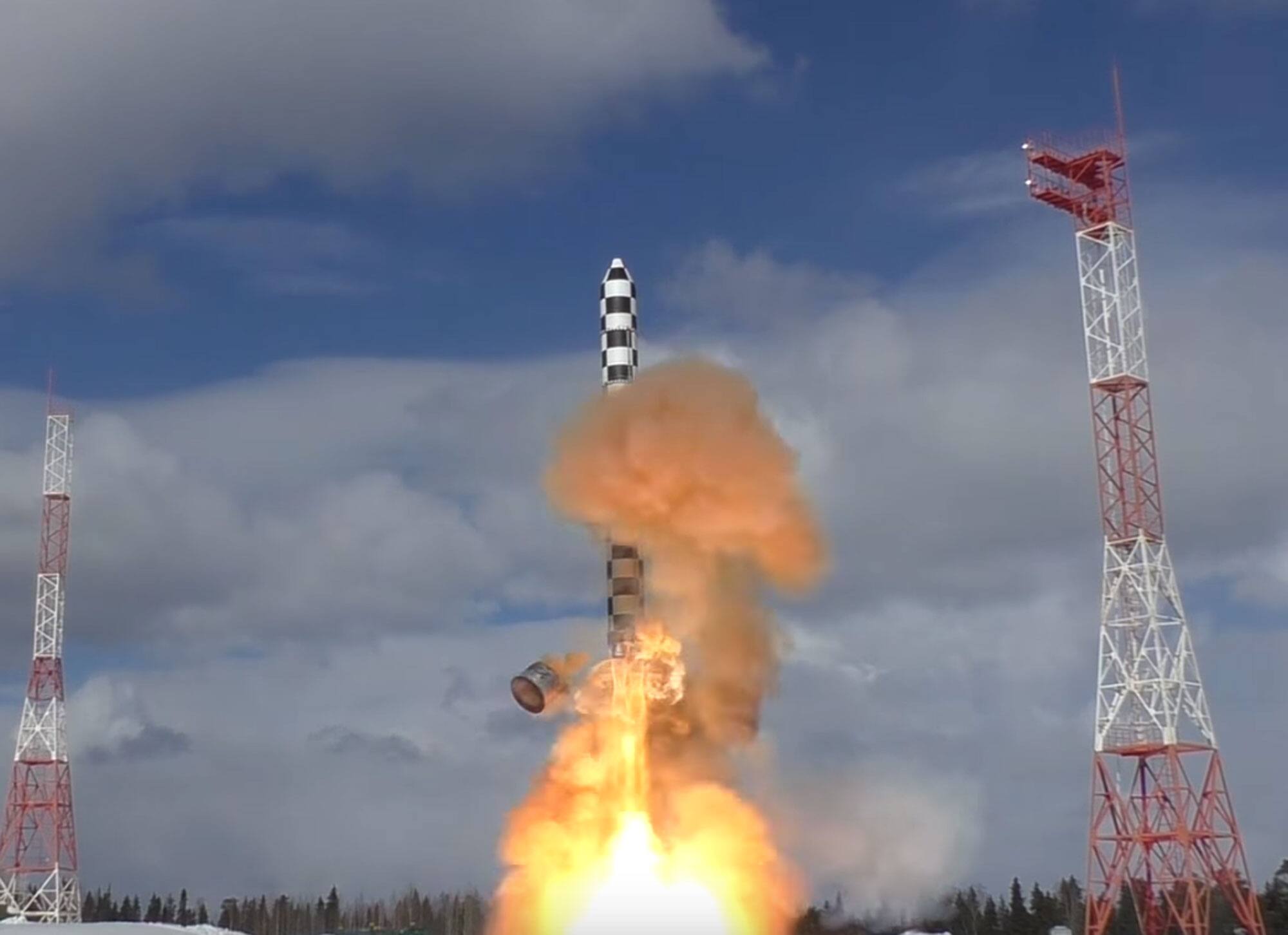 Premier tir d'essai r&eacute;ussi du Sarmat, dernier n&eacute; des missiles balistiques russes