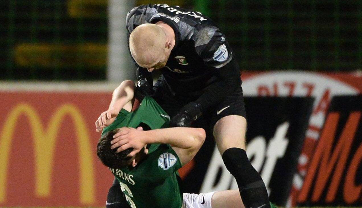 Furieux de l'&eacute;galisation, le gardien frappe son partenaire et se fait exclure