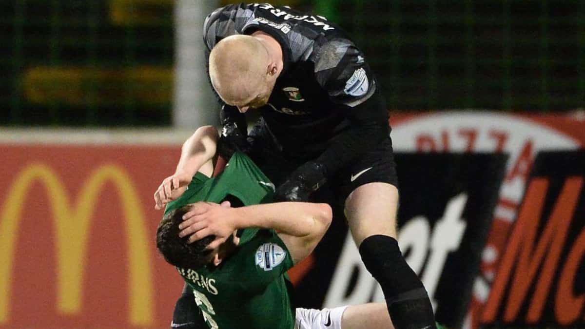 Furieux de l'égalisation, le gardien frappe son partenaire et se fait exclure