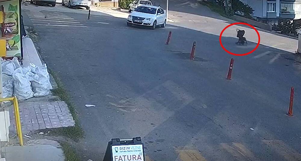 EN VID&Eacute;O | Une poussette sans surveillance d&eacute;vale une pente &agrave; toute vitesse