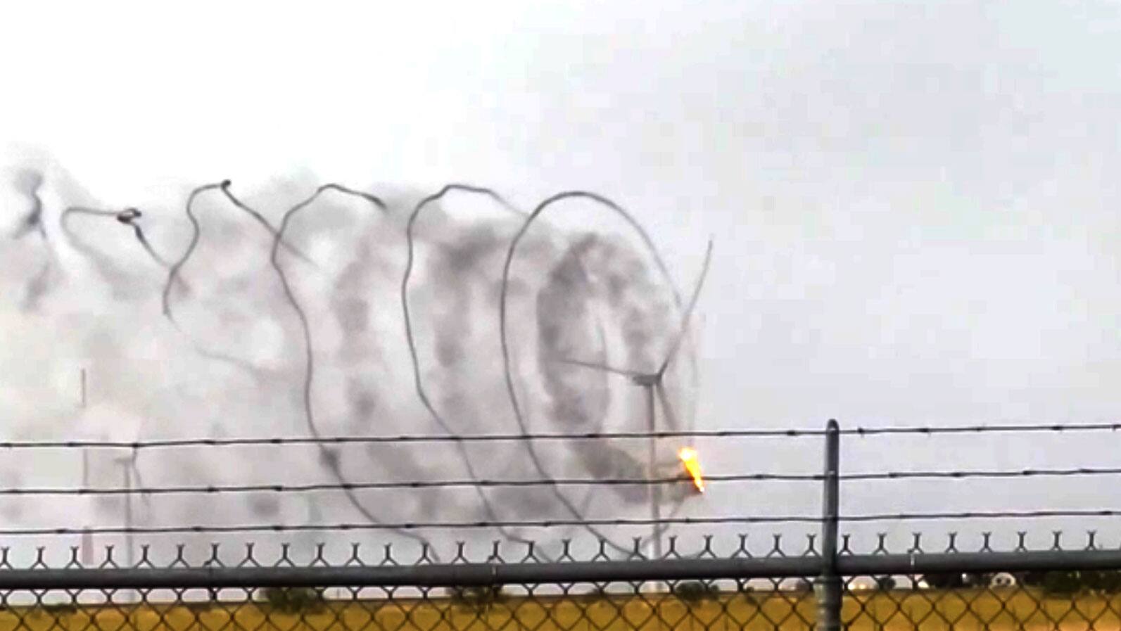 &Agrave; VOIR | Une &eacute;olienne dessine des cercles dans le ciel apr&egrave;s avoir &eacute;t&eacute; frapp&eacute;e par la foudre