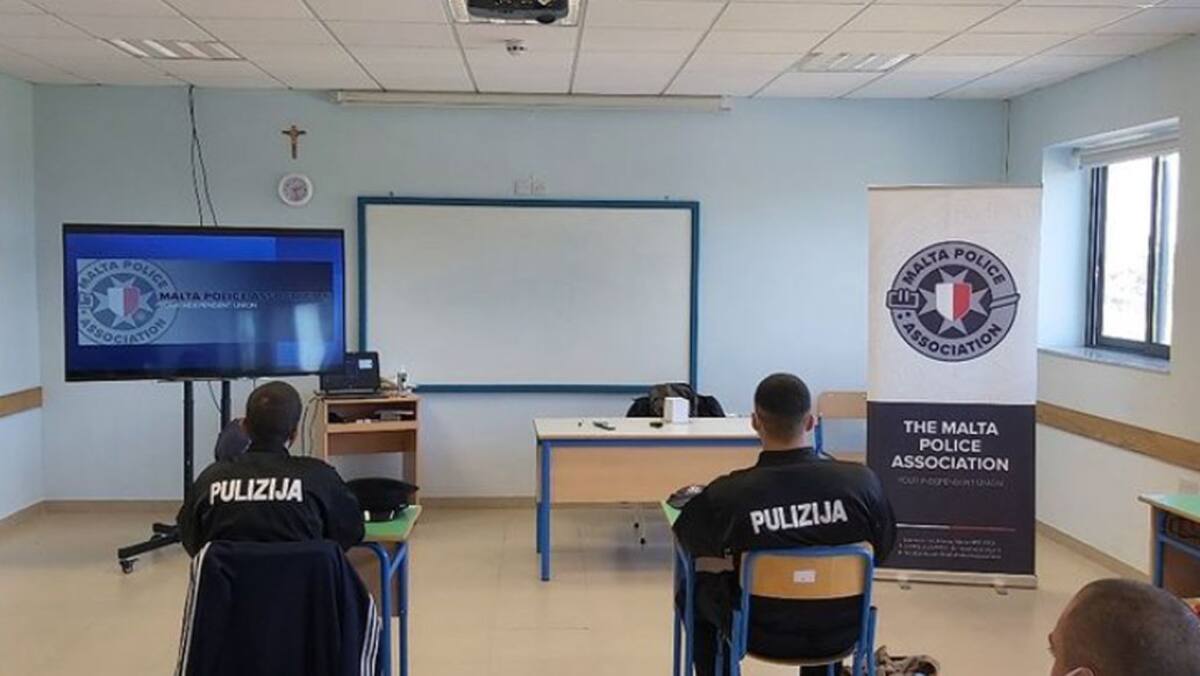 Malte: les policiers invités à ne pas se raser et à porter du vernis à ongles