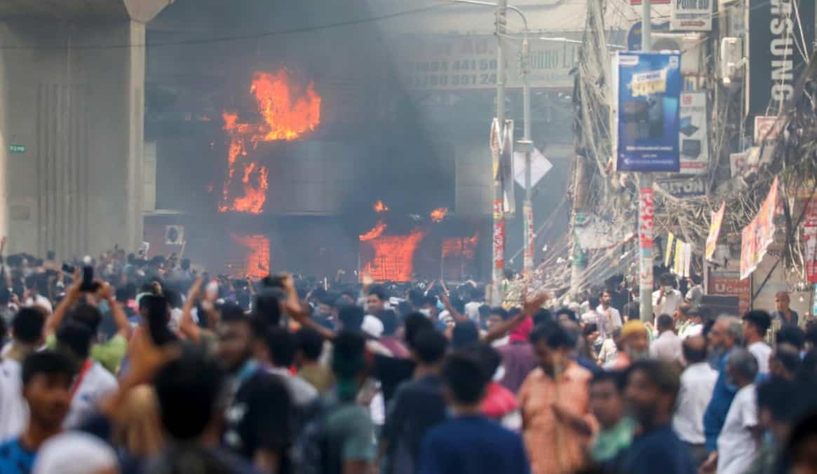 Bangladesh: incendie au si&egrave;ge de la t&eacute;l&eacute;vision publique, &laquo;beaucoup de personnes coinc&eacute;es &agrave; l&rsquo;int&eacute;rieur&raquo;