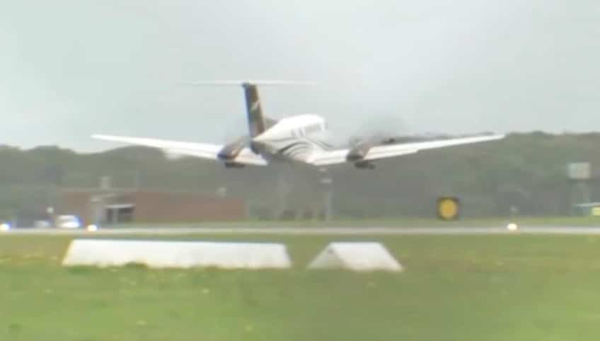 EN VID&Eacute;O | Un avion atterrit sans son train d'atterrissage