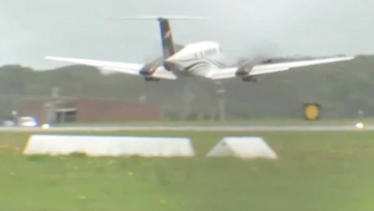 EN VIDÉO | Un avion atterrit sans son train d'atterrissage