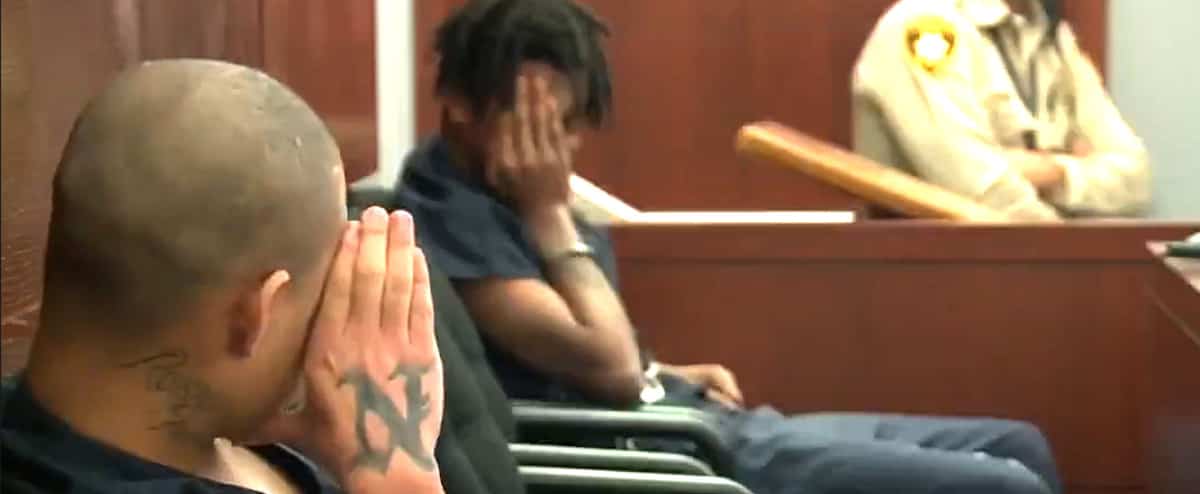 À VOIR | Accusés de meurtres, ils éclatent de rire au tribunal devant la famille de la victime