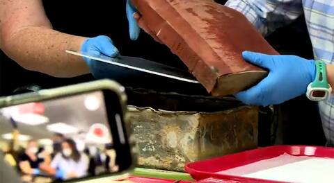 Una cápsula del tiempo se abrió después de 130 años bajo la estatua de la Confederación de América.