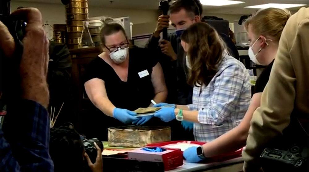 Une capsule temporelle ouverte apr&egrave;s 130 ans sous une statue conf&eacute;d&eacute;r&eacute;e am&eacute;ricaine