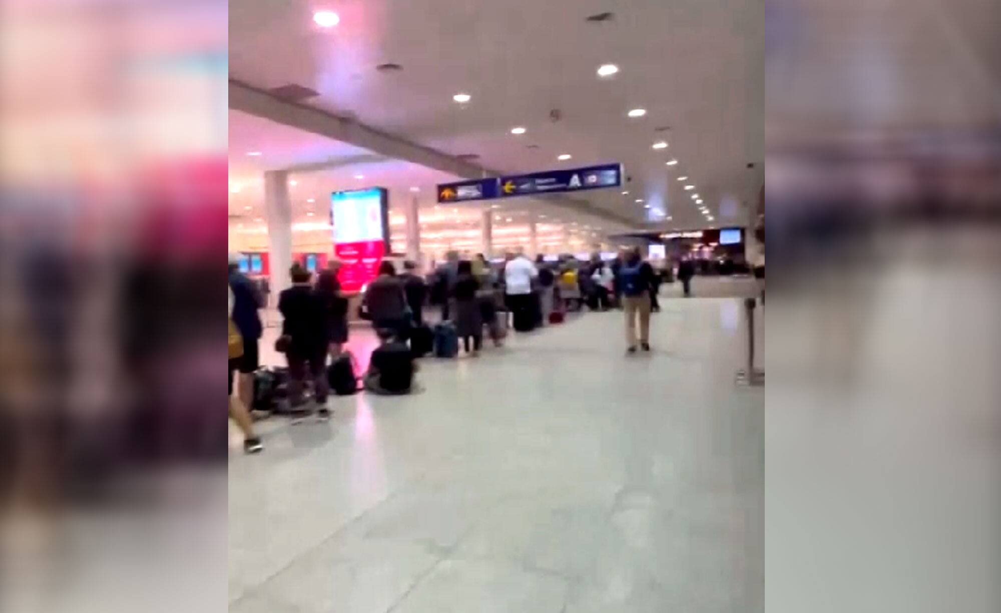 EN VID&Eacute;O | La file la plus longue jamais vue au comptoir d'un transporteur?