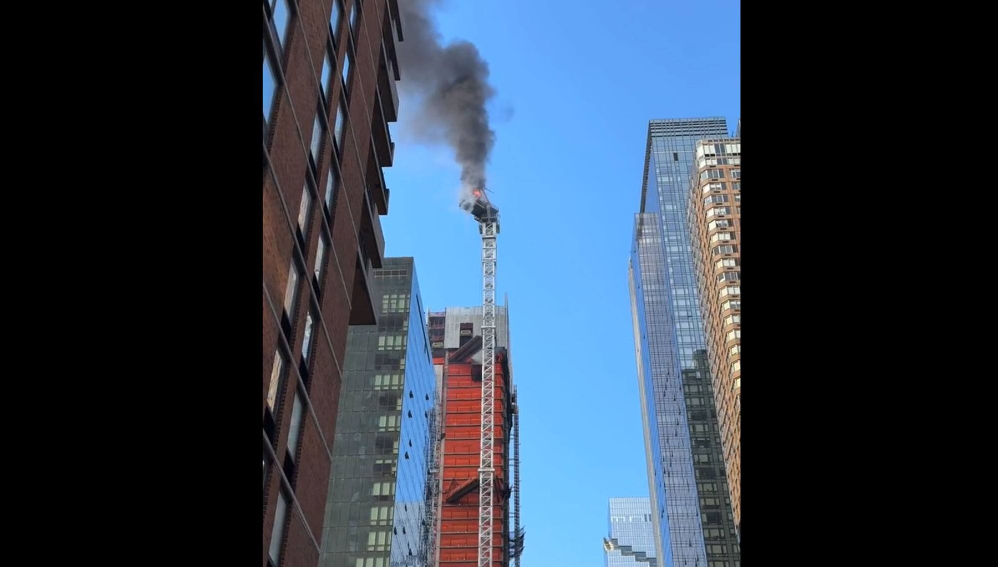 EN VID&Eacute;O | Une grue en flammes s&rsquo;effondre &agrave; New York; 6 personnes bless&eacute;es