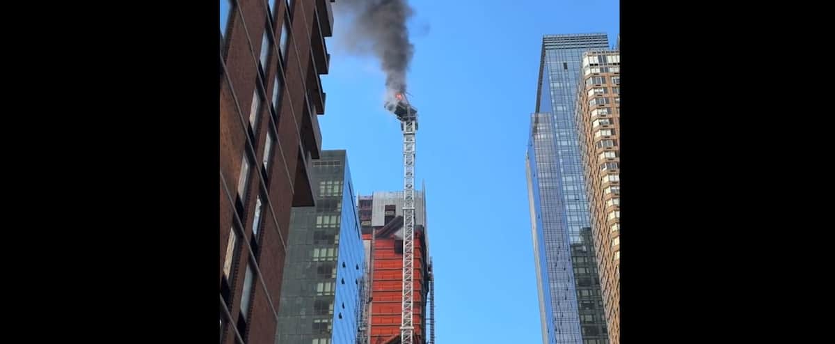 EN VIDÉO | Une grue en flammes s’effondre à New York; 6 personnes blessées