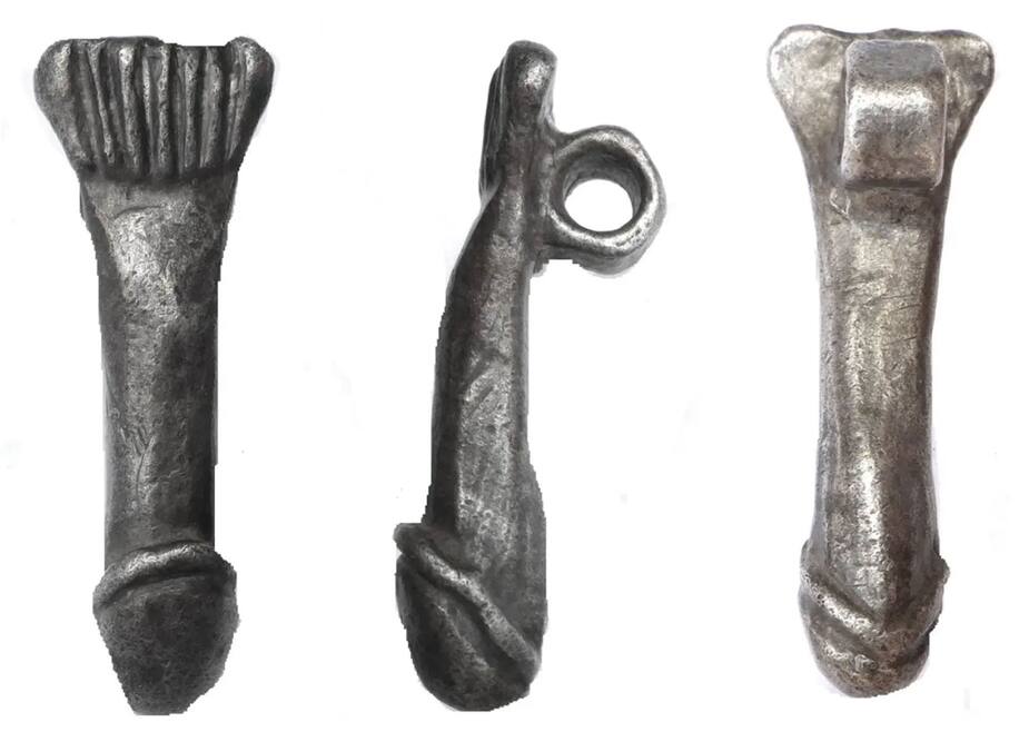 Image principale de l'article Elle trouve un pendentif en forme de phallus