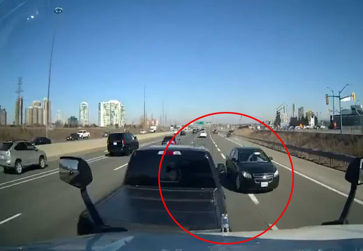 EN VIDÉO | Filmée à sens inverse sur une autoroute ontarienne | TVA