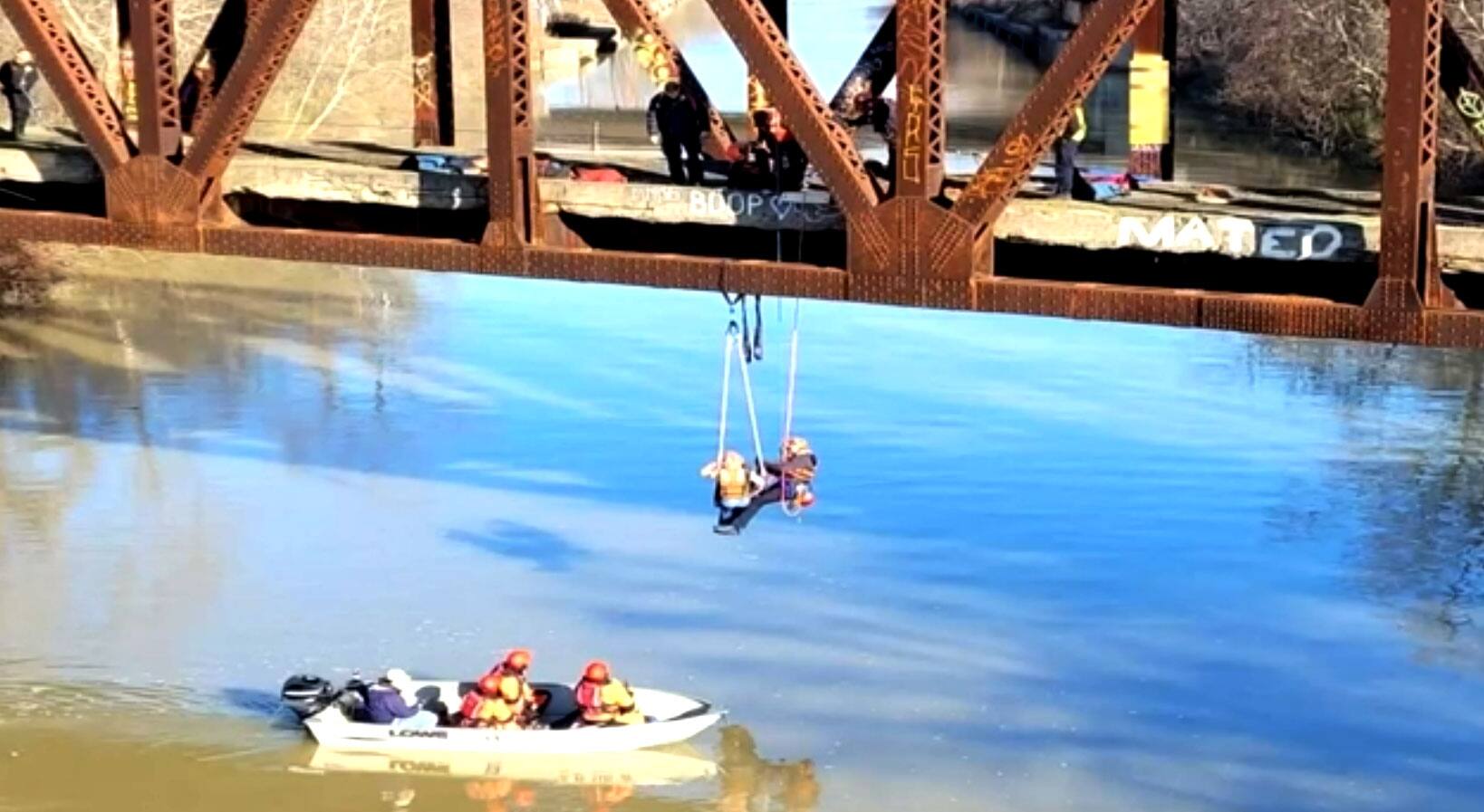 Secourue contre son gr&eacute; par des dizaines de pompiers