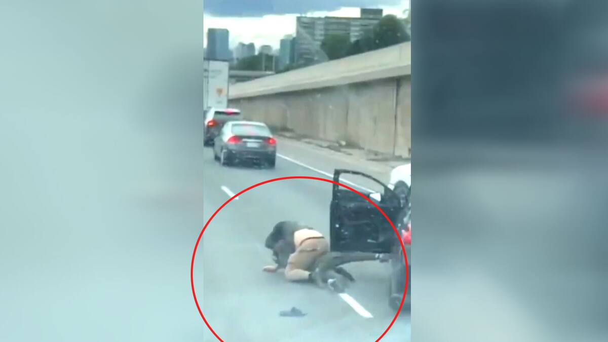 In the video |  Road rage: They beat each other on the side of the highway In the video |  Road rage: They beat each other on the side of the highway