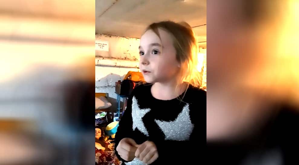 Une fillette chante &laquo;Lib&eacute;r&eacute;e, d&eacute;livr&eacute;e&raquo; cach&eacute;e dans un abri anti-bombe