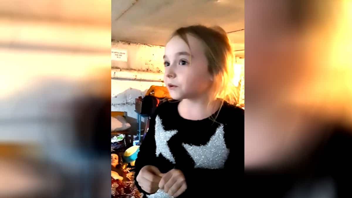 Une fillette chante «Libérée, délivrée» cachée dans un abri anti-bombe