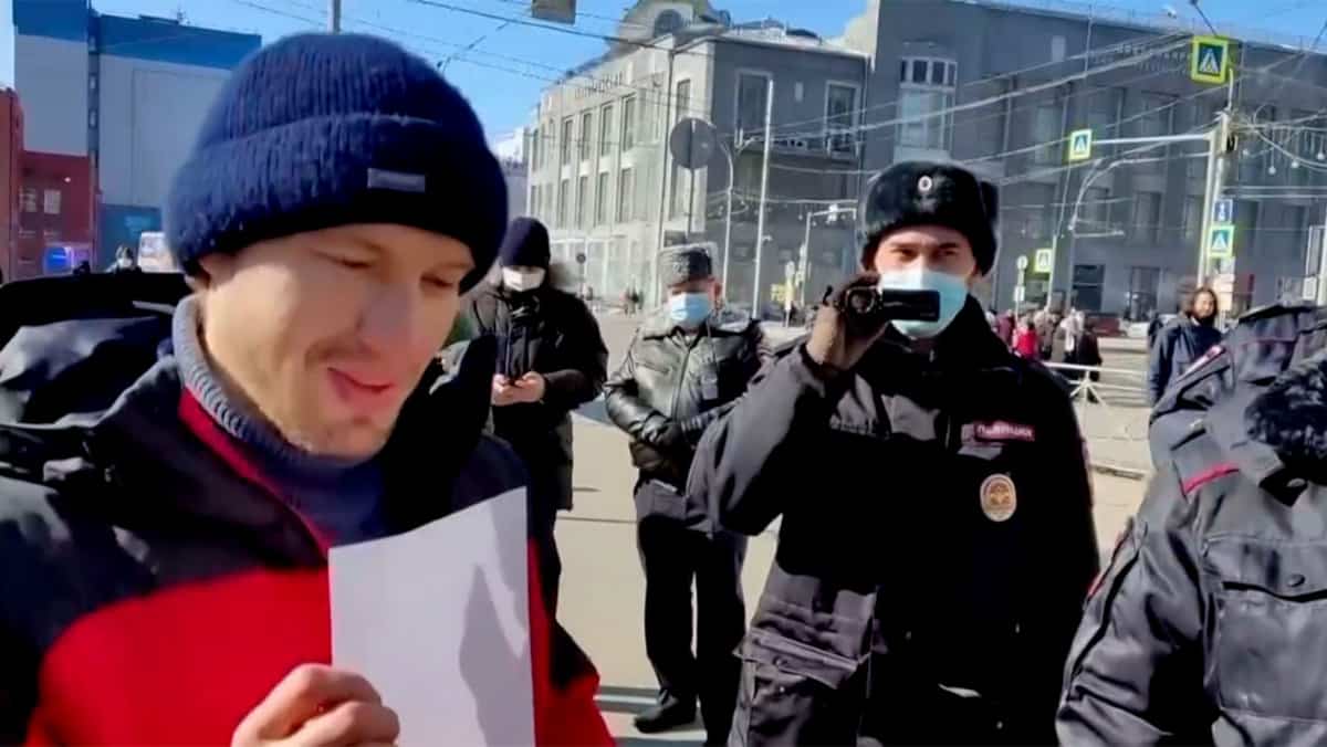 Un Russe arrêté parce qu’il tient une feuille blanche