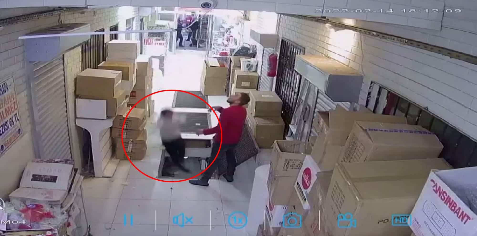 EN VID&Eacute;O | Il tombe dans un trou en textant