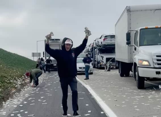 La porte du fourgon blind&eacute; s&rsquo;ouvre, &laquo;jackpot&raquo; sur une autoroute