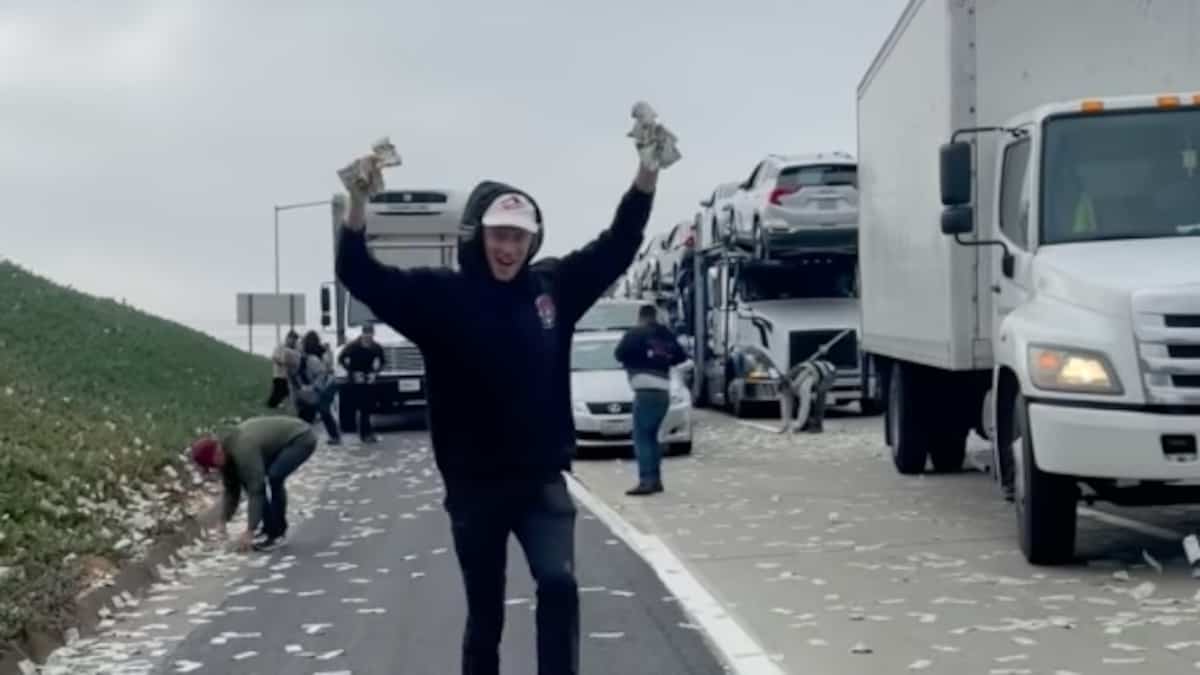 Apre la porta del blindato “jackpot” in autostrada Apre la porta del blindato “jackpot” in autostrada