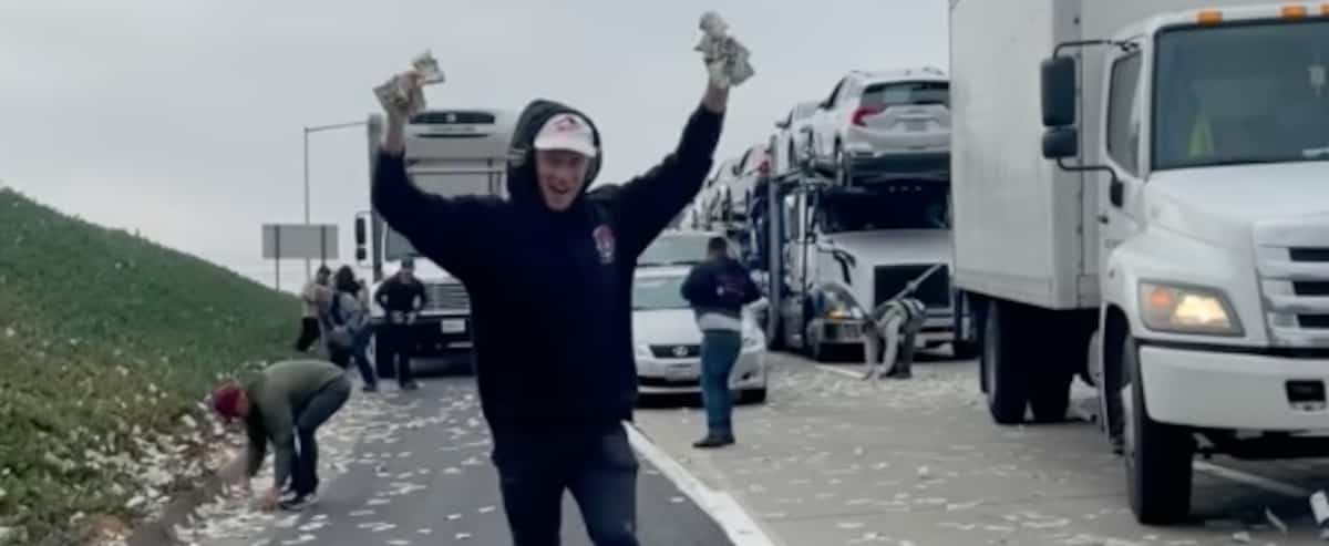 Abrindo a porta do carro blindado, a sorte grande na rodovia da Califórnia Abrindo a porta do carro blindado, a sorte grande na rodovia da Califórnia