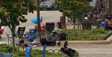 Plusieurs bless&eacute;s par balle apr&egrave;s des coups de feu lors d'une parade pr&egrave;s de Chicago