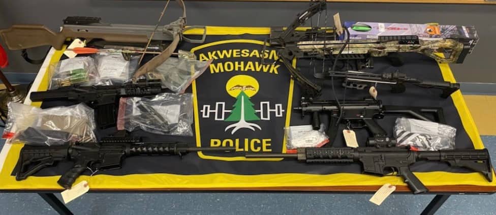 Plusieurs armes, dont des AR15, saisies &agrave; Akwesasne