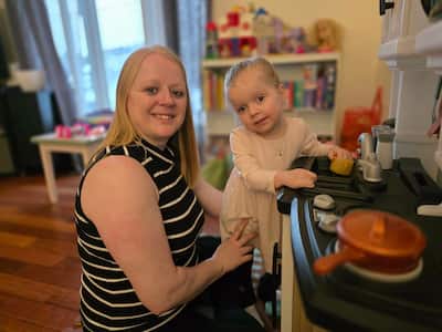 Sara Favreau‑Perreault est proche aidante. Au cours des dernières années, elle a dû s’occuper de sa fille de 3 ans, qui était en réadaptation. Cette situation l’a contrainte à s’absenter du travail à de nombreuses reprises. Selon elle, les proches aidants comme elle ont avantage à parler ouvertement de leur réalité à leur employeur.