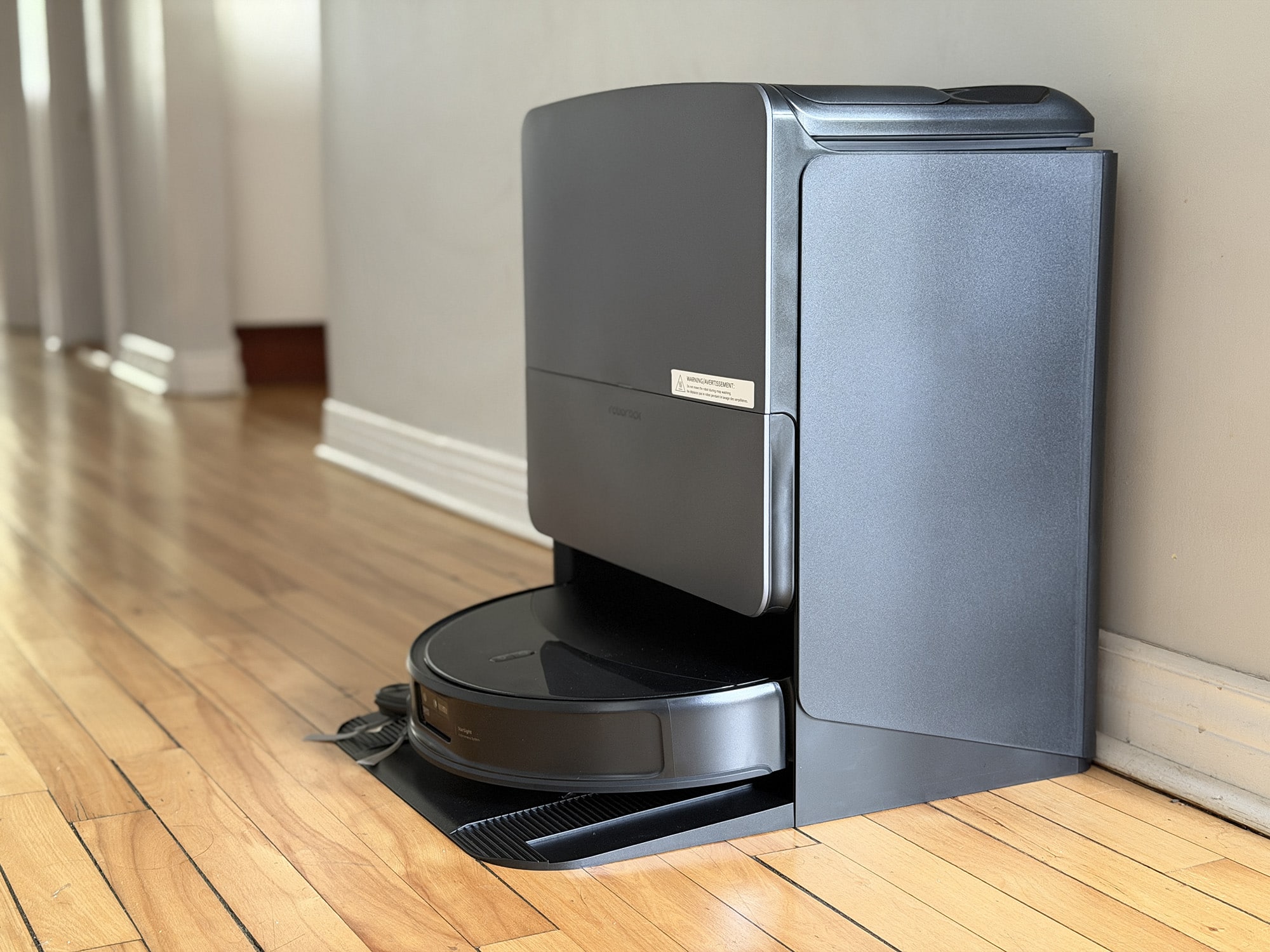 L’aspirateur-robot combo Saros 20 de Roborock.