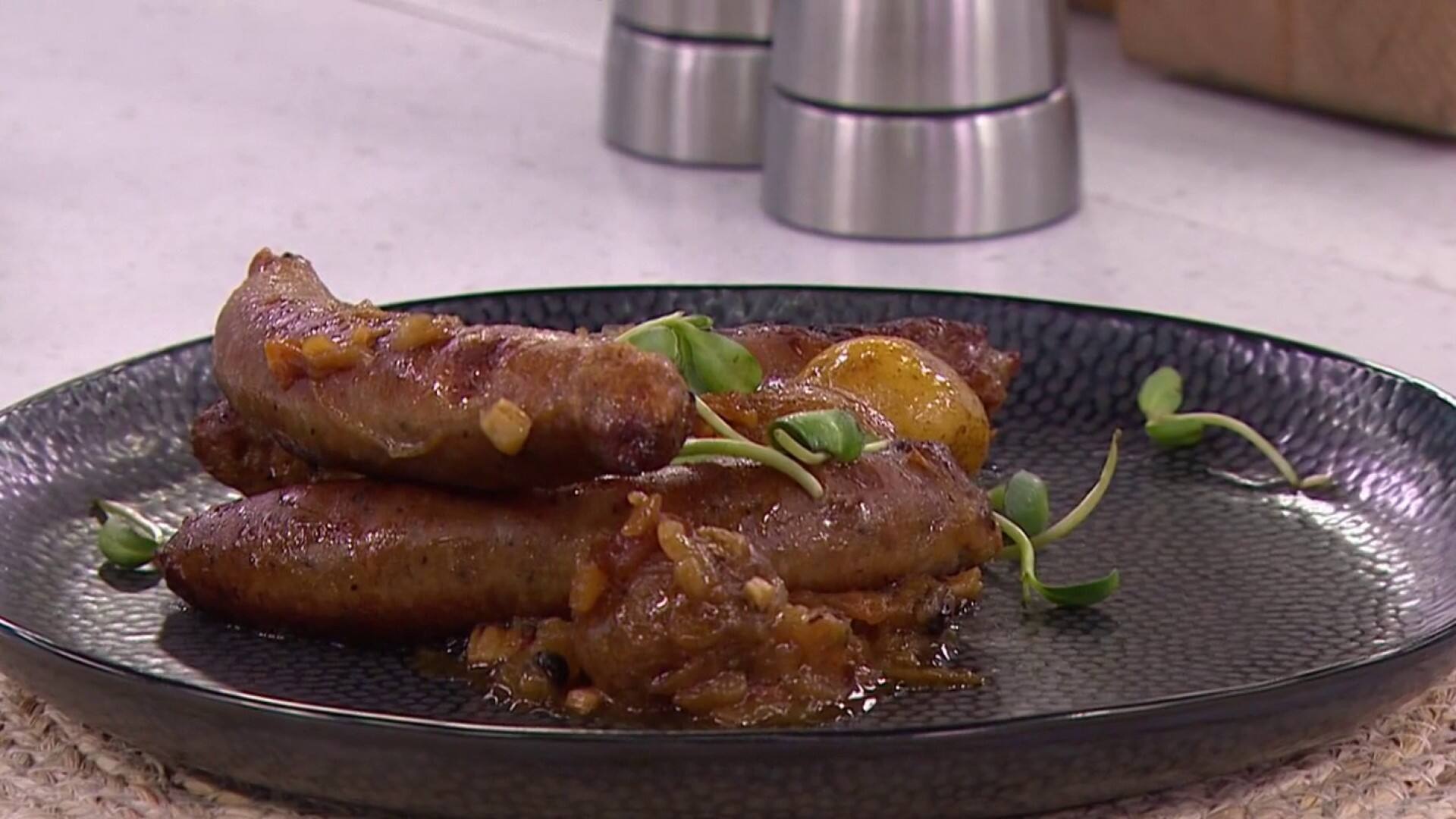 Saucisses braisées et compotée d’oignons