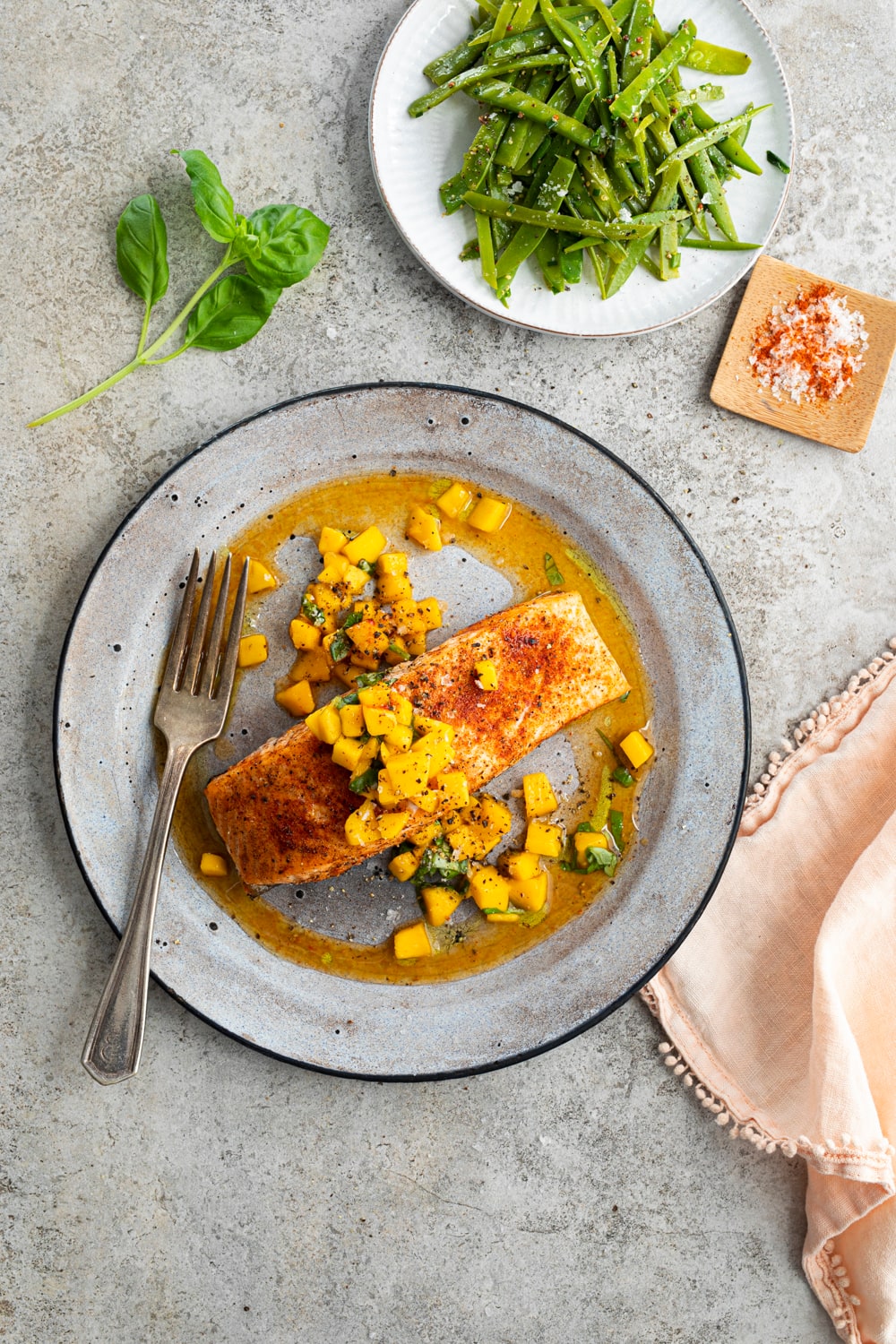 Saumon avec salsa de mangue, lime et basilic